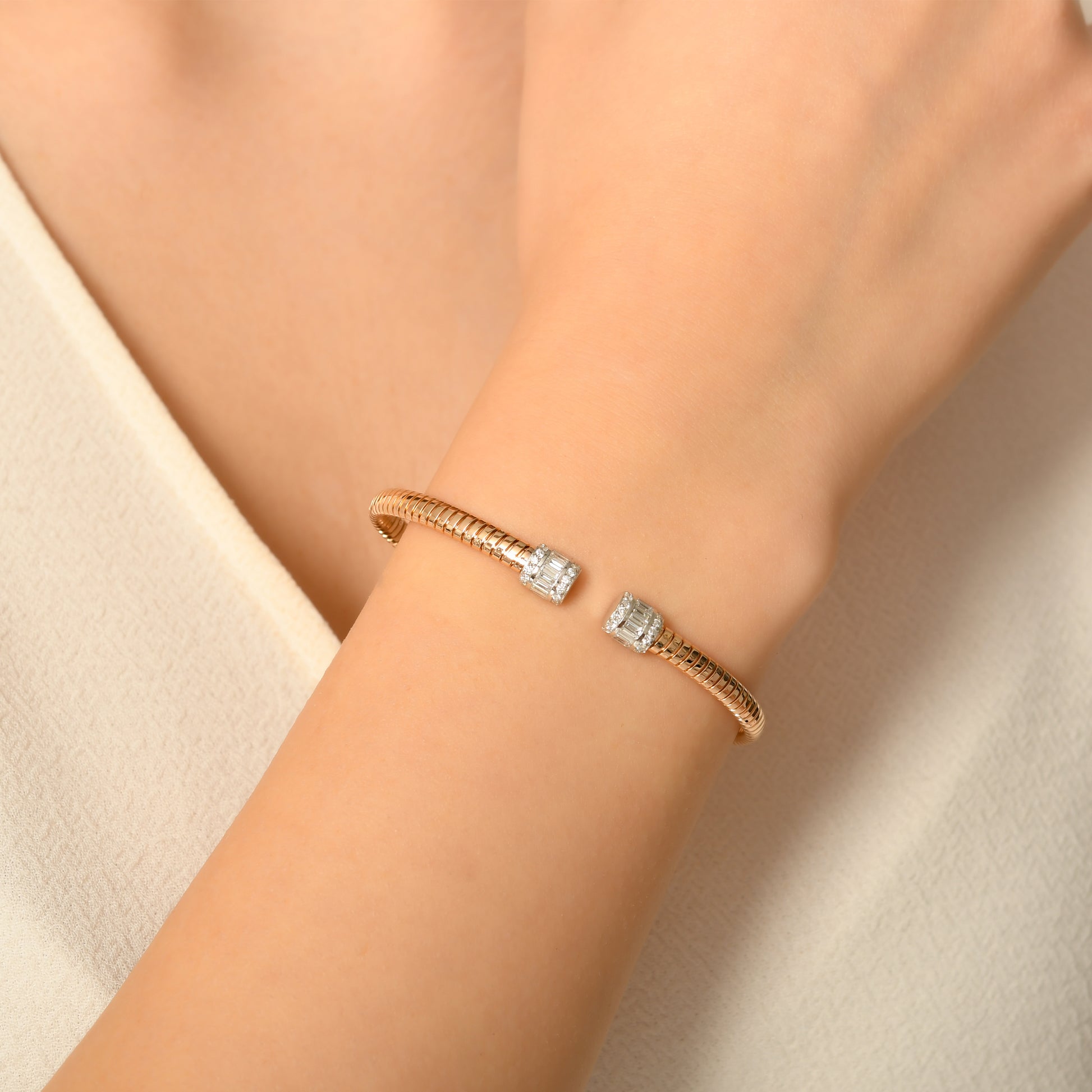 0,67 karat baget pırlanta taşlarla süslenen tasarım bilezik, 18 ayar rose ve sarı altın seçenekleriyle dikkat çeker. Modern çizgileri ve zamansız duruşu sayesinde hem günlük kullanımda hem de özel davetlerde zarif bir stil sunar.