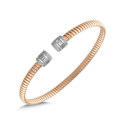 18 ayar altın gövdesi ve 0,67 karat baget pırlanta detaylarıyla tasarlanan bilezik, rose ve sarı altın seçenekleriyle farklı zevklere hitap eder. İnce işçilik ve güçlü parlaklık sayesinde şık ve modern bir aksesuar olarak öne çıkar.