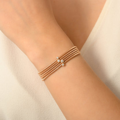 "18 ayar rose altın 0,49 karat pırlanta halat bilezik, hem günlük kullanım hem de özel günler için ideal bir seçimdir. Rose altının sıcak rengi ve pırlantaların eşsiz parlaklığı sayesinde bileğinizde şıklığı ve zarafeti aynı anda hissettirir."