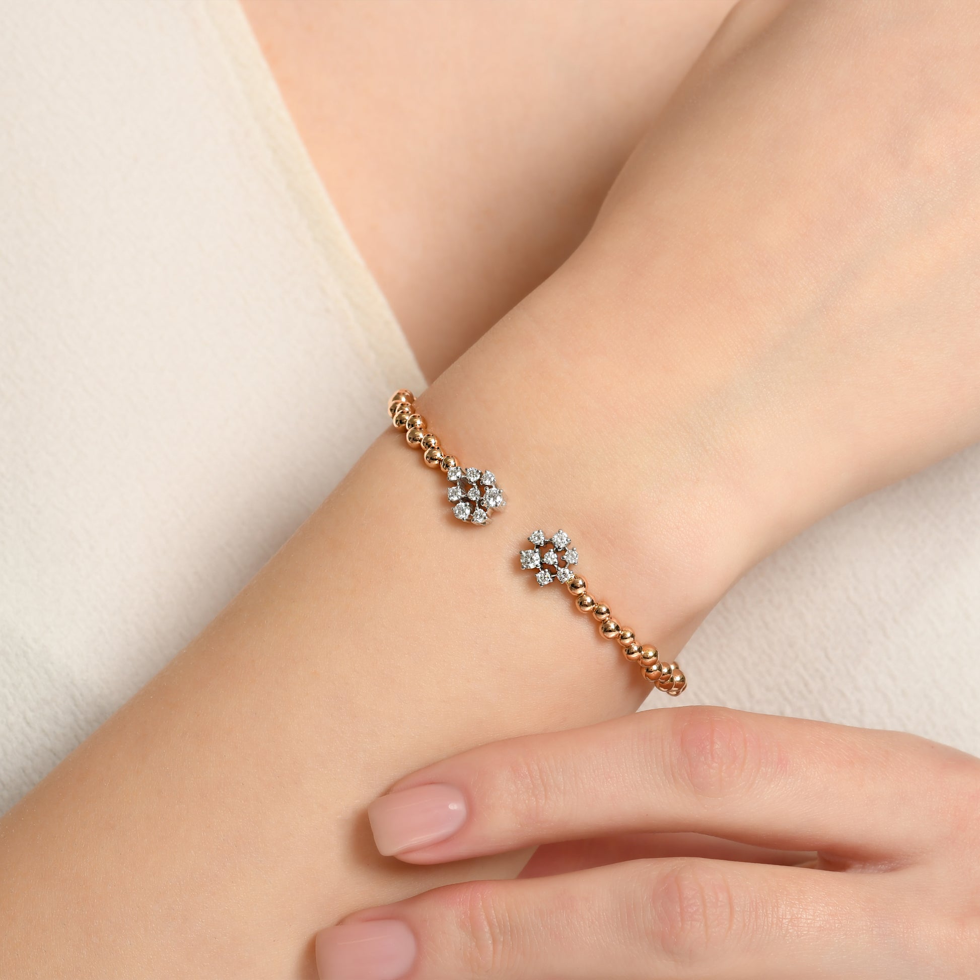 Küre formundaki altın dizilimiyle öne çıkan 0,58 karat pırlanta bilezik, hem günlük şıklığı hem de özel davetlerde zarafeti yansıtan tasarım detaylarına sahiptir.