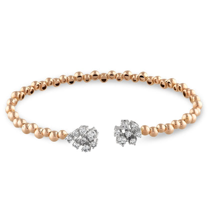 Rose ve sarı altın renk alternatifleriyle sunulan pırlanta tasarım bilezik, 0,58 karat pırlantanın parlaklığı sayesinde modern ve klasik çizgileri bir araya getirir.