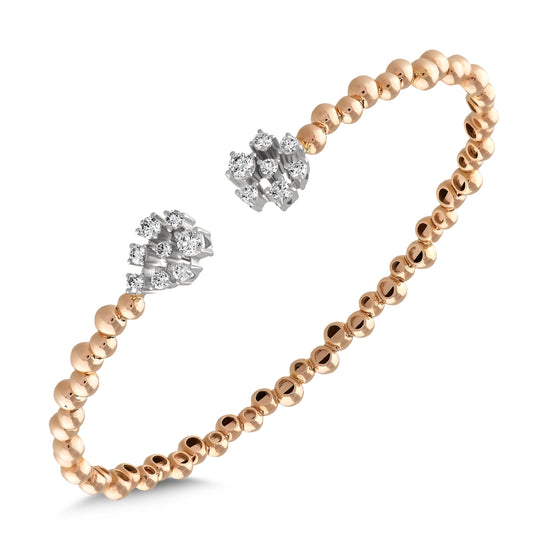 18 ayar rose altından üretilmiş 0,58 karat pırlanta tasarım bilezik, küre formundaki modern altın detayları ve ışıltılı pırlanta taşlarıyla zarif ve şık bir görünüm sunar.