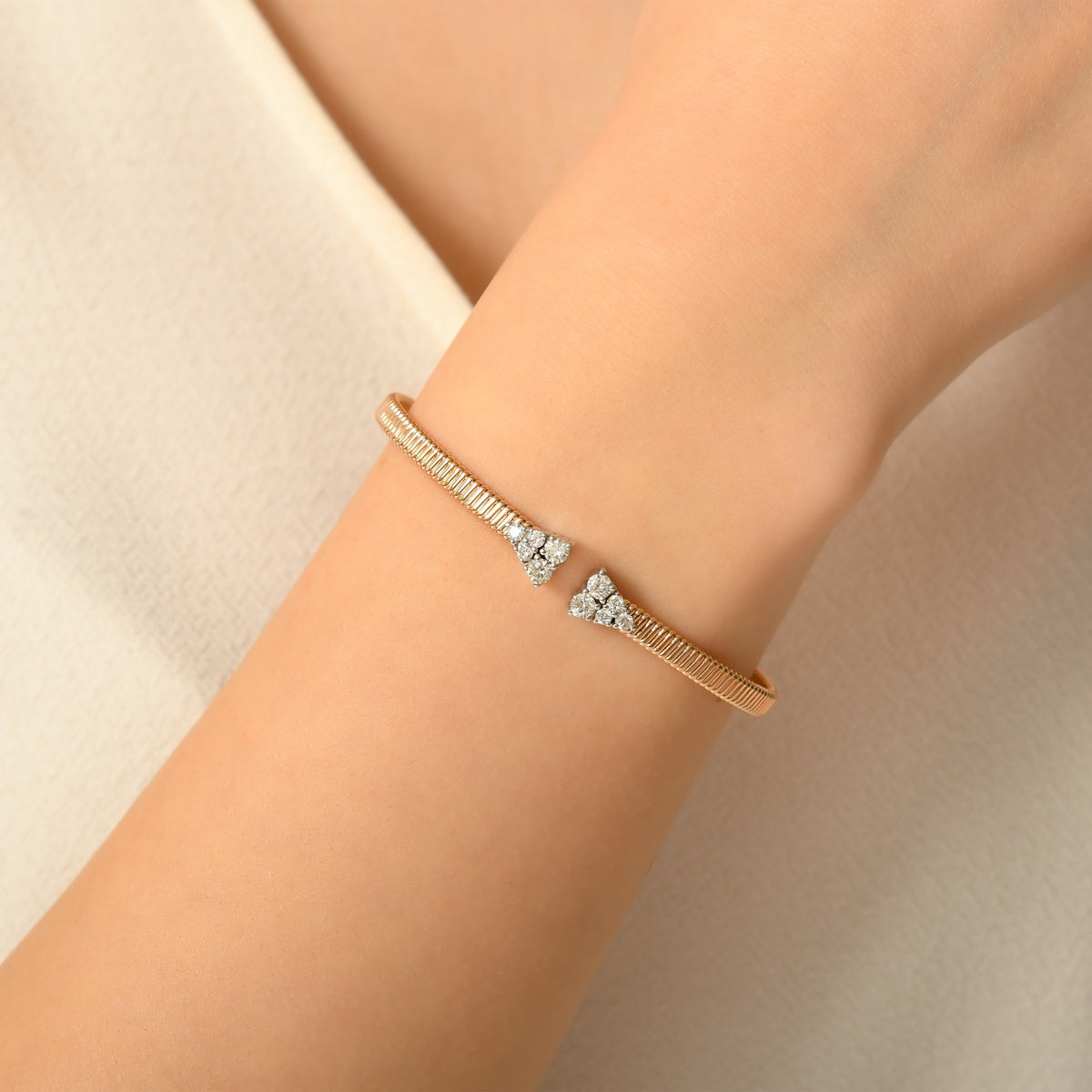 Minimalist formda hazırlanan 18 ayar pırlanta tasarım bilezik, rose ve sarı altın seçenekleriyle modern takı koleksiyonlarına zamansız bir şıklık katar.