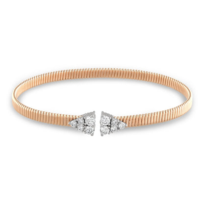 18 ayar rose altın üzerine beyaz altın detaylı 0,70 karat pırlanta taşlı tasarım bilezik, modern zarafeti ve göz alıcı parlaklığıyla şık bir görünüm sunar.