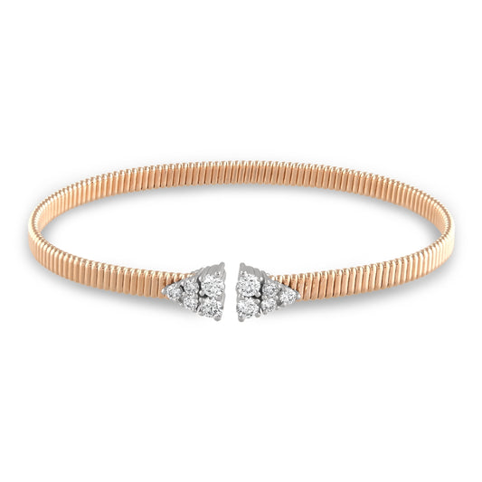18 ayar rose altın üzerine beyaz altın detaylı 0,70 karat pırlanta taşlı tasarım bilezik, modern zarafeti ve göz alıcı parlaklığıyla şık bir görünüm sunar.