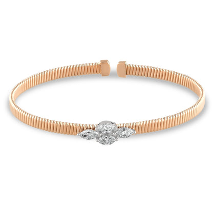 0,93 karat markiz pırlanta tasarım bilezik, 18 ayar rose altın üzerine yerleştirilmiş ve beyaz altın montürlü pırlanta detayıyla şık bir görünüm sunar. Modern ve zarif tasarımıyla özel günlerde ve günlük kullanımda stilinizi tamamlar.