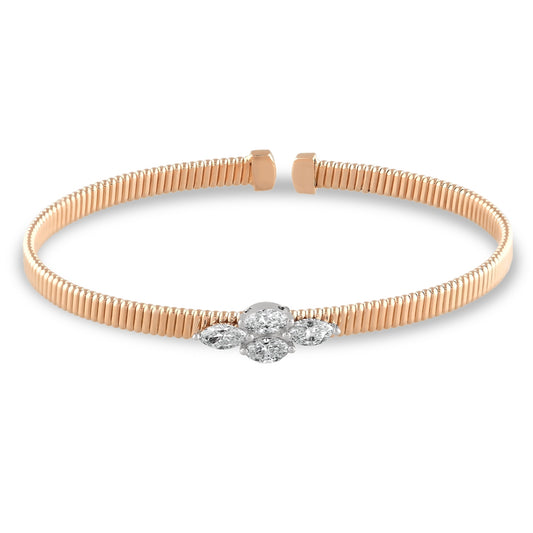 0,93 karat markiz pırlanta tasarım bilezik, 18 ayar rose altın üzerine yerleştirilmiş ve beyaz altın montürlü pırlanta detayıyla şık bir görünüm sunar. Modern ve zarif tasarımıyla özel günlerde ve günlük kullanımda stilinizi tamamlar.