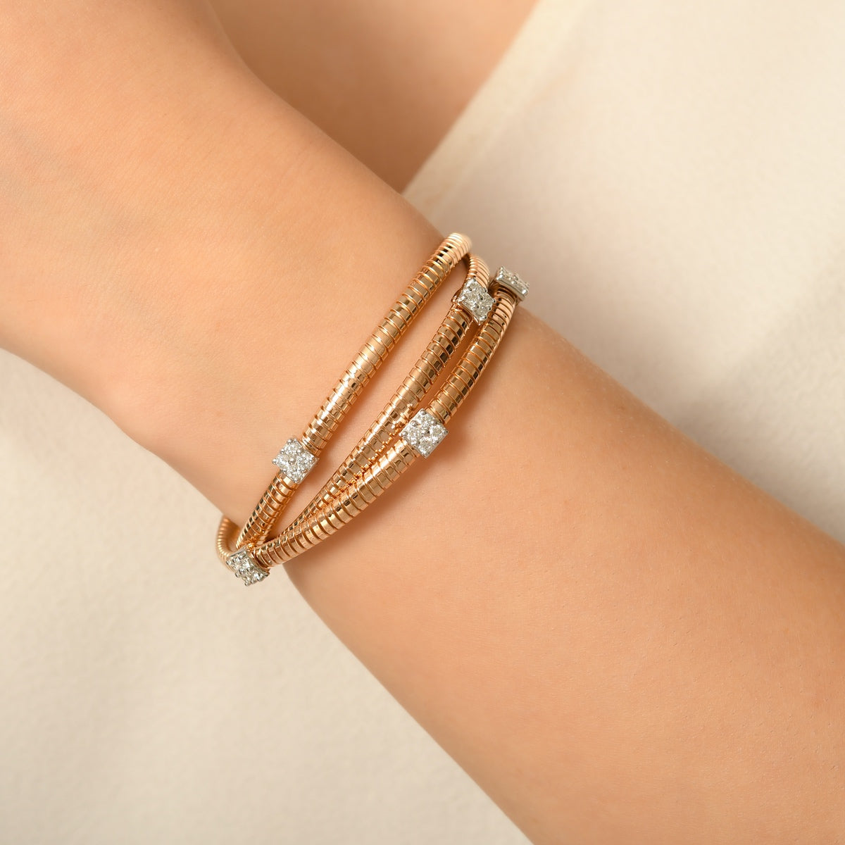 Rose altın tonuyla romantik, sarı altın seçeneğiyle klasik bir hava katan üç sıra halat bilezik, 1,04 karat kare parçalı pırlantalarıyla göz alıcı bir ışıltı oluşturur çünkü beyaz altın montür taşların parlaklığını artırır.