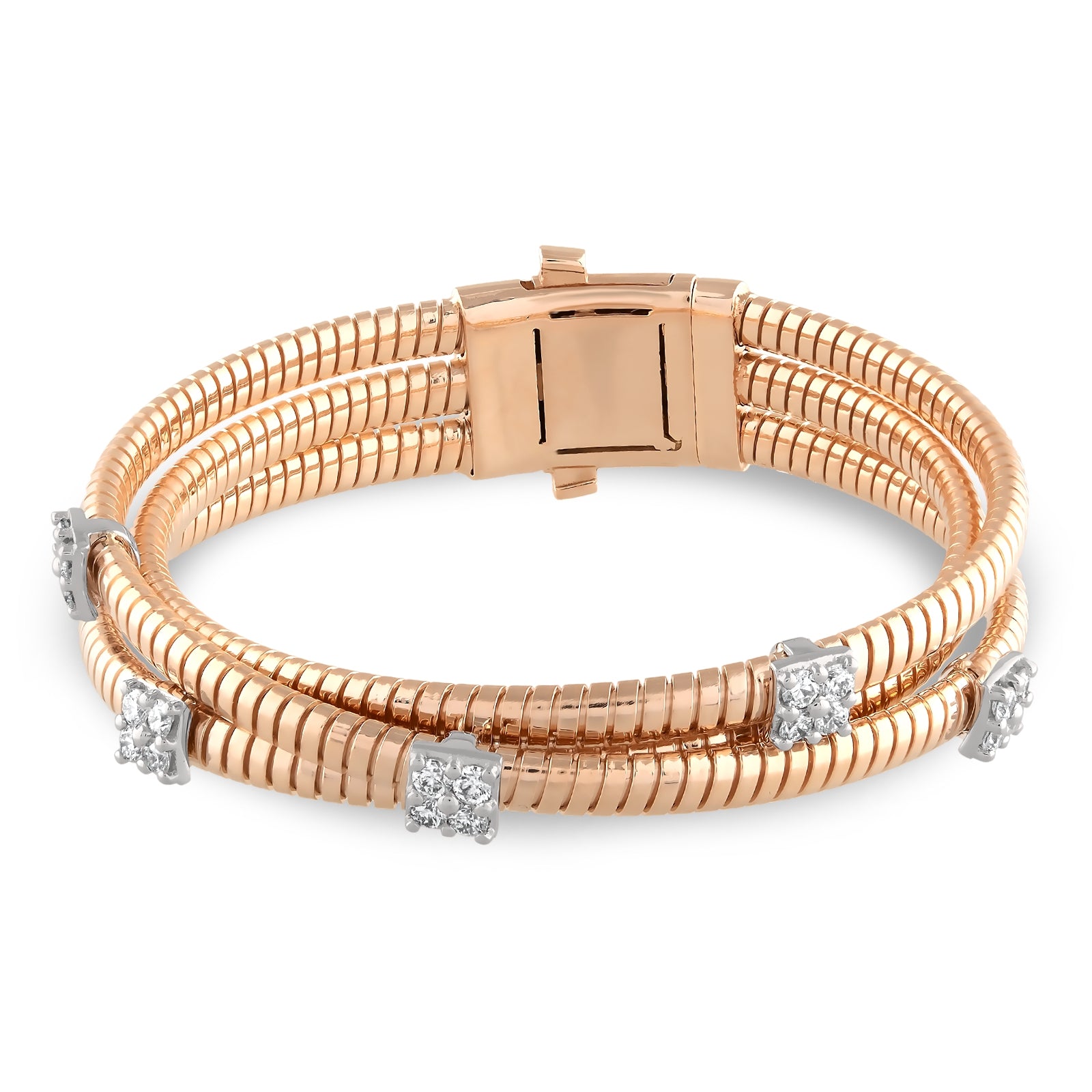 Üç sıra halat formunda tasarlanmış 18 ayar rose altın pırlanta bilezik, 1,04 karat kare parçalı taşlarla süslenmiş ve beyaz altın montür detaylarıyla pırlantanın parlaklığını öne çıkaran zarif takı modeli.