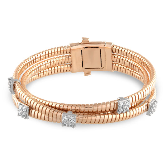 Üç sıra halat formunda tasarlanmış 18 ayar rose altın pırlanta bilezik, 1,04 karat kare parçalı taşlarla süslenmiş ve beyaz altın montür detaylarıyla pırlantanın parlaklığını öne çıkaran zarif takı modeli.