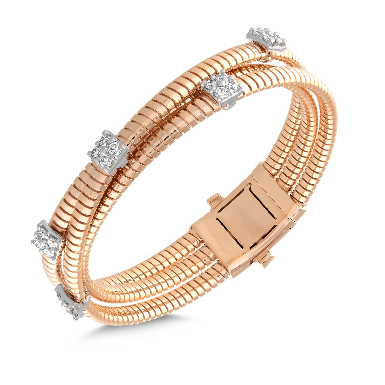 Modern ve klasik tarzı buluşturan 18 ayar üç sıra halat bilezik, 1,04 karat kare pırlantaları beyaz altın montürle öne çıkarır çünkü tasarım hem günlük kombinlerde hem özel günlerde şıklık sunar.