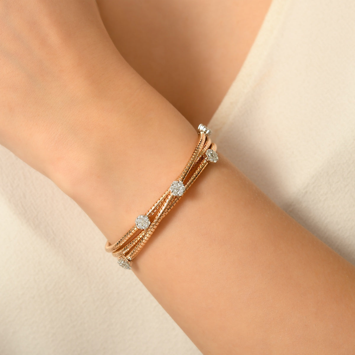 “Rose altın rengiyle öne çıkan ve 1,15 karat yuvarlak kesim pırlanta taşlarla bezenmiş, beyaz altın montürlü lüks pırlanta bilezik; zarif ve modern takı seçeneği”