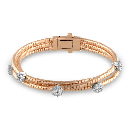 “18 ayar rose altın üç sıra bilezik üzerine yerleştirilmiş 1,15 karat yuvarlak paçalı pırlantalar, beyaz altın montürlerle parlayan zarif tasarım pırlanta bilezik modeli”