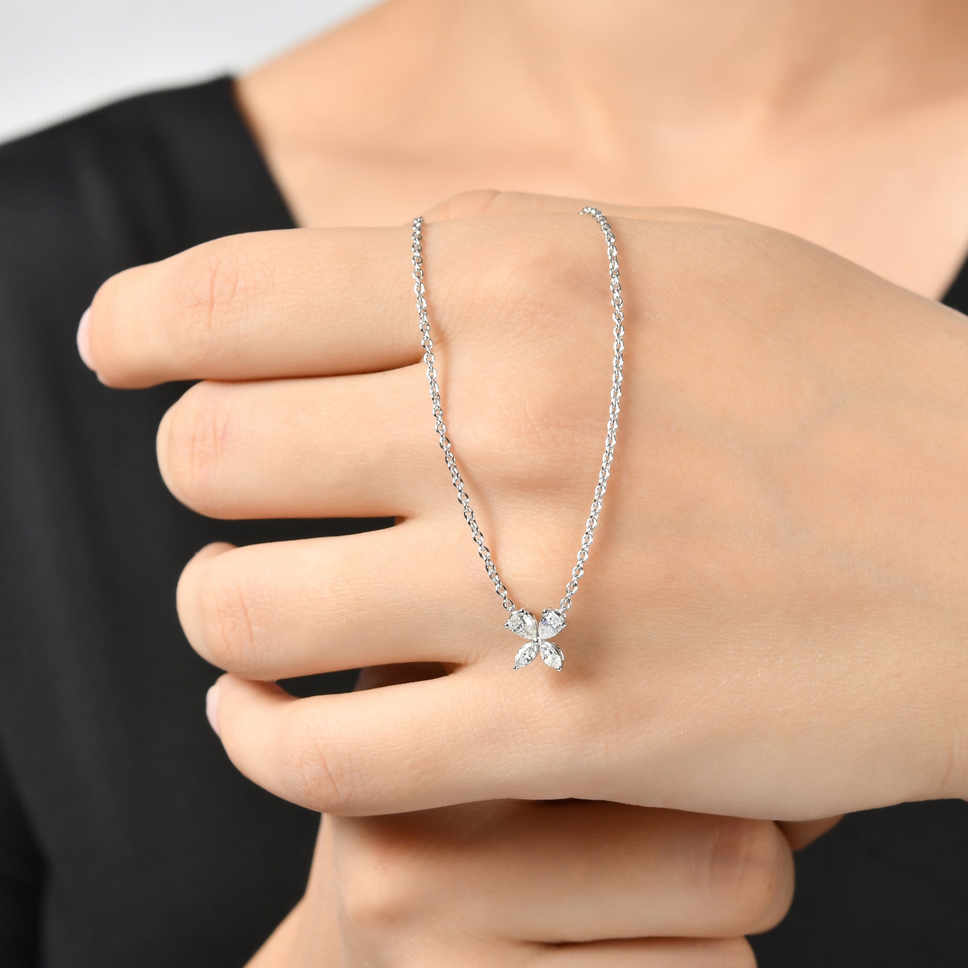 Markiz damla pırlanta altın kolye göz alıcı bir şıklık sunar çünkü markiz ve damla kesim taşların uyumu ışığı güçlü yansıtır. 0,35 karat pırlantalı yonca tasarım modern görünür; ayrıca seçilebilir rose, beyaz ve sarı 18 ayar altın tonlarıyla kişisel tarzınızı öne çıkarır. Sertifikalı pırlanta kolye güven verir ve doğal taşların berraklığı uzun süreli parlaklık sağlar.