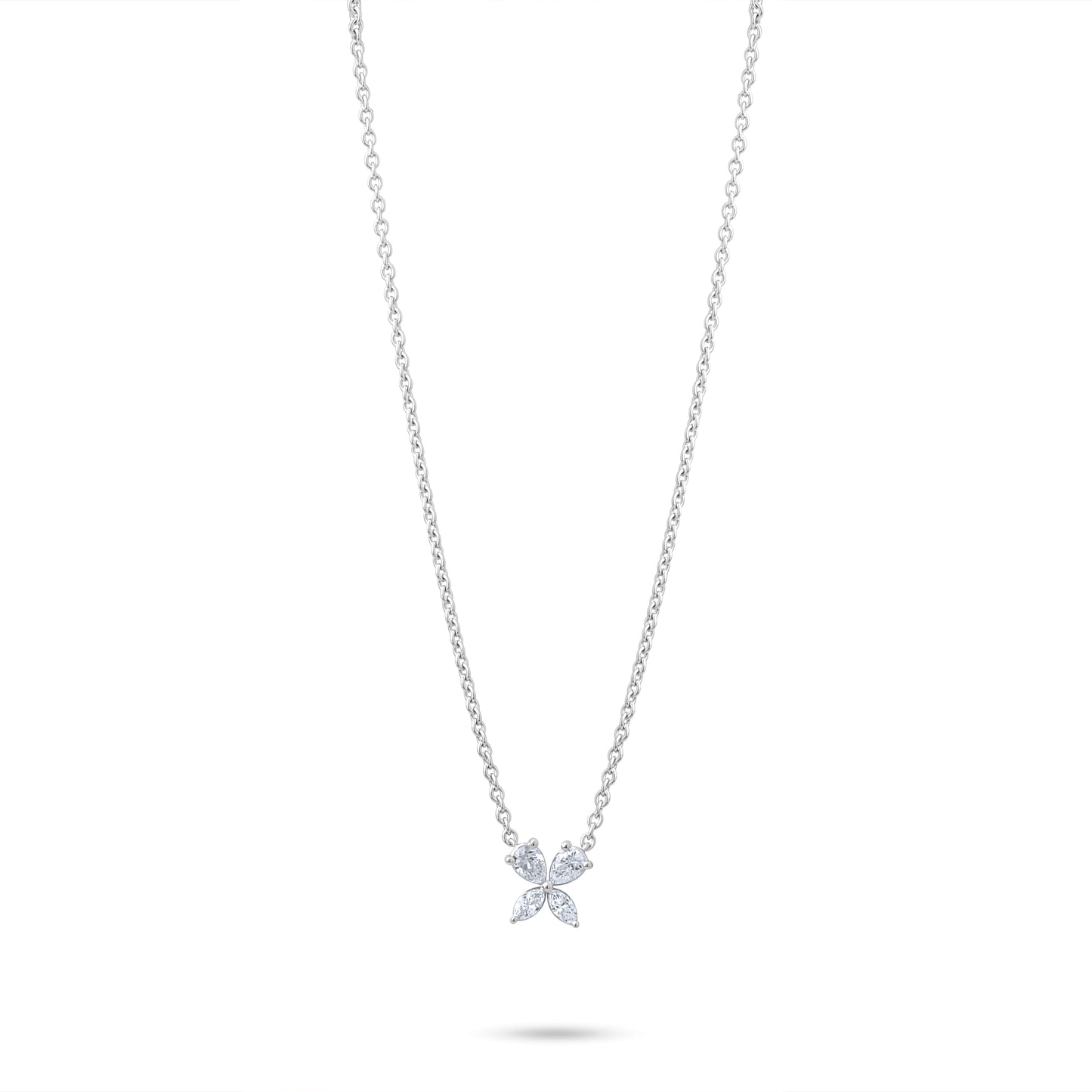 Sertifikalı markiz ve damla kesim pırlanta kolye, yonca tasarımıyla modern ve zarif görünüm kazandırır. 0,35 karat pırlanta parlaklığı artırırken, rose, sarı ve beyaz altın seçenekleri farklı stillere hitap eder. Markiz kesim taşlı altın kolye simetrik duruş sunar, damla pırlanta detay şıklığı tamamlar. Güvenilir kaliteyle üretilen pırlanta kolye uzun ömürlü değer taşır.