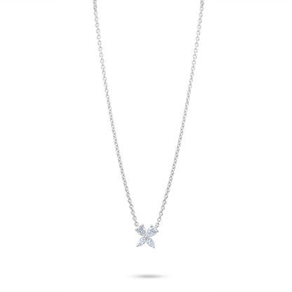 Sertifikalı markiz ve damla kesim pırlanta kolye, yonca tasarımıyla modern ve zarif görünüm kazandırır. 0,35 karat pırlanta parlaklığı artırırken, rose, sarı ve beyaz altın seçenekleri farklı stillere hitap eder. Markiz kesim taşlı altın kolye simetrik duruş sunar, damla pırlanta detay şıklığı tamamlar. Güvenilir kaliteyle üretilen pırlanta kolye uzun ömürlü değer taşır.