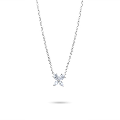 Markiz damla pırlanta altın kolye zarif bir şıklık sunar çünkü markiz ve damla kesim pırlanta tasarımı öne çıkarır. 0,35 karat pırlantalı yonca tasarım altın kolye modern görünür; ayrıca rose, sarı ve beyaz 18 ayar altın seçenekleri kişisel stilinizi tamamlar. Sertifikalı markiz ve damla taşlı kolye ışığı güçlü yansıtır, netlik ve kalite uzun ömürlü değer sağlar.