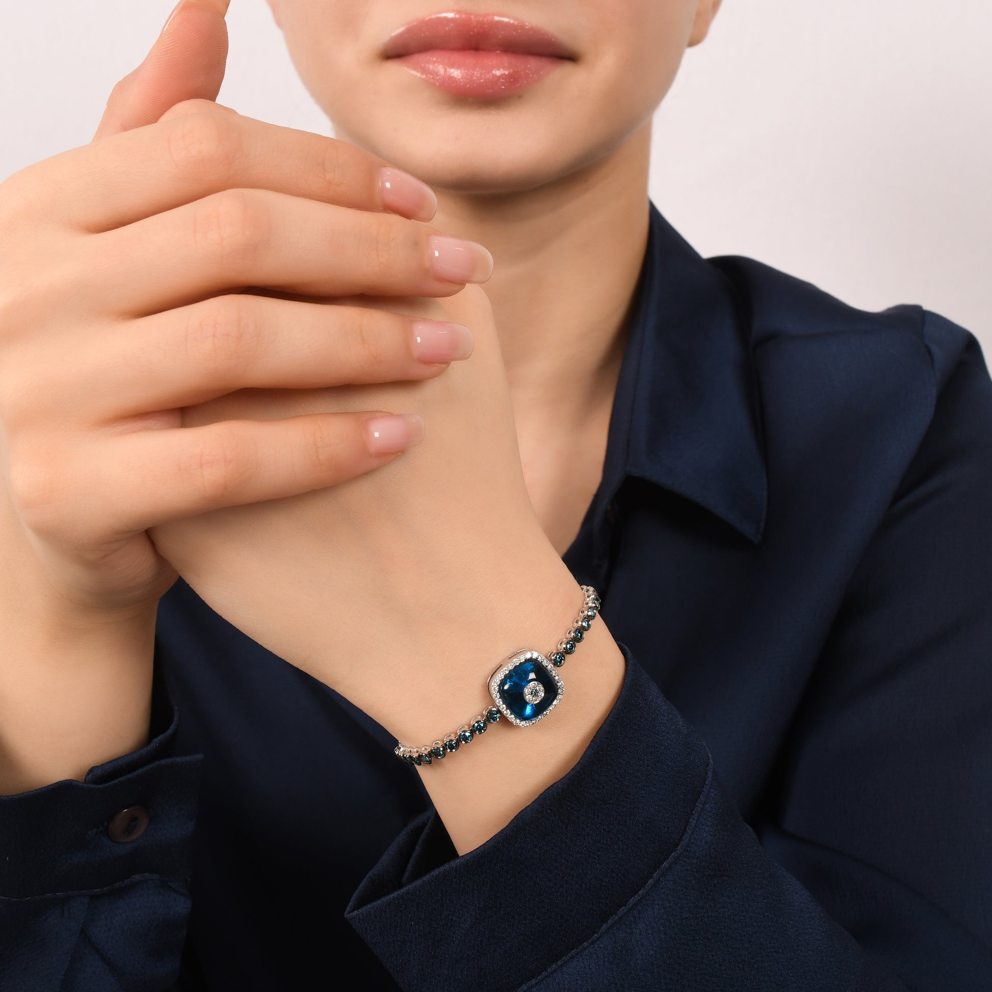 1,23 Karat Cushion Göz Mavi - Beyaz Pırlanta Bilezik - Arvi Jewellery