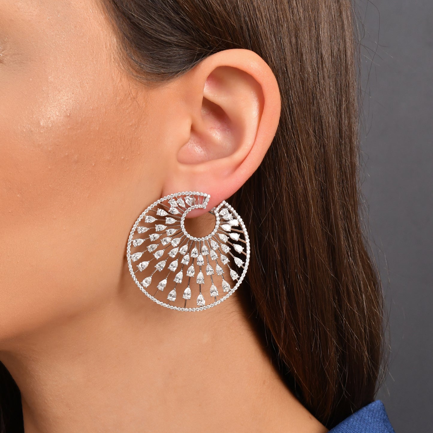 Rose altın su damlası pırlanta halka küpe, zarafetiyle dikkat çeker çünkü büyük formu modern bir ışıltı sunar. 11.65 karat pırlantalar dikkatle dizilmiştir ancak tasarım abartıdan uzaktır. Bu nedenle özel davetlerde lüks bir görünüm sağlar.