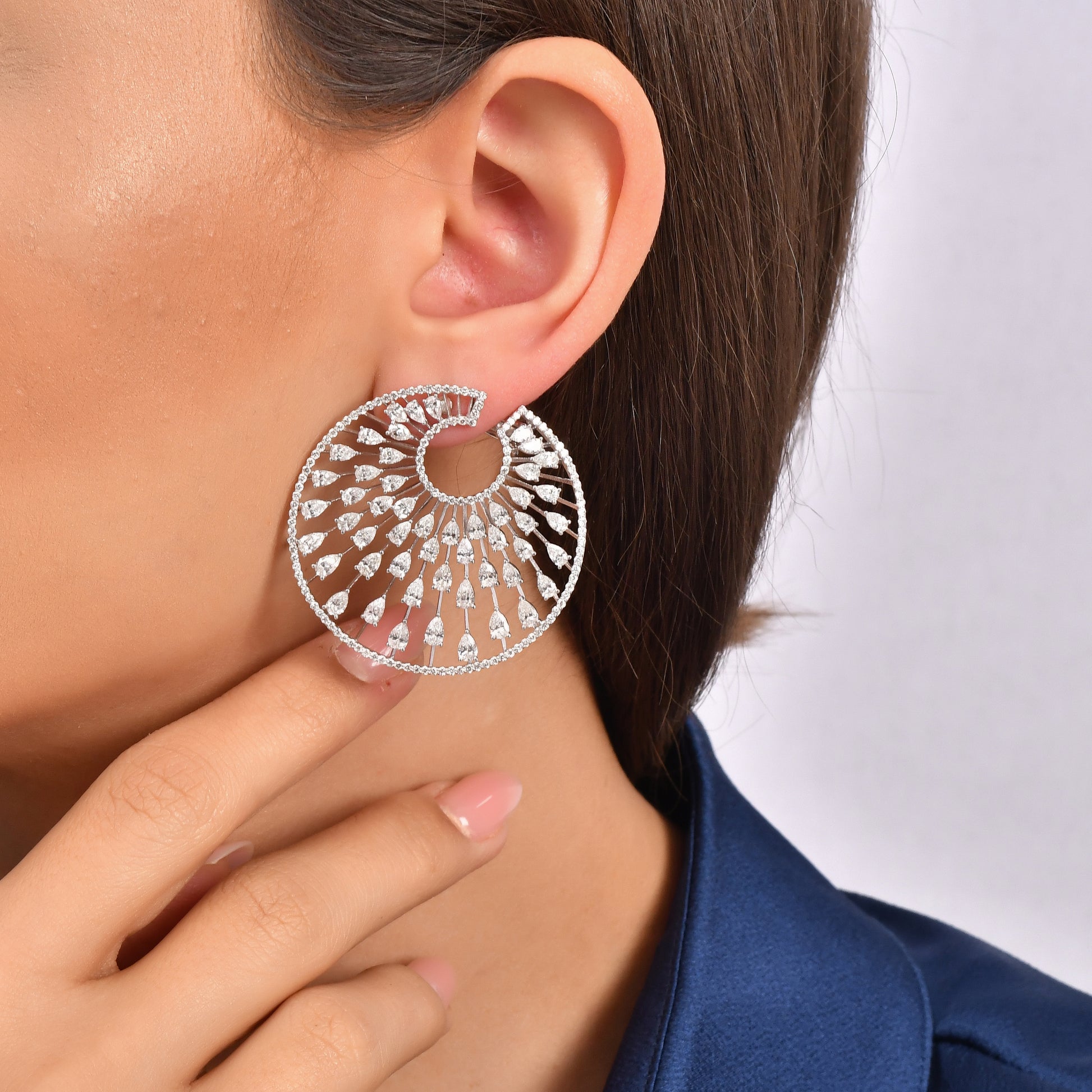 Modern su damlası formunda 11.65 karat pırlanta küpe, hem beyaz hem rose altın seçenekleriyle üretilir çünkü her tarzla uyum sağlar. Büyük halka formu ışıltılı bir görünüm oluşturur ancak tasarımın dengesi sofistike bir duruş kazandırır.