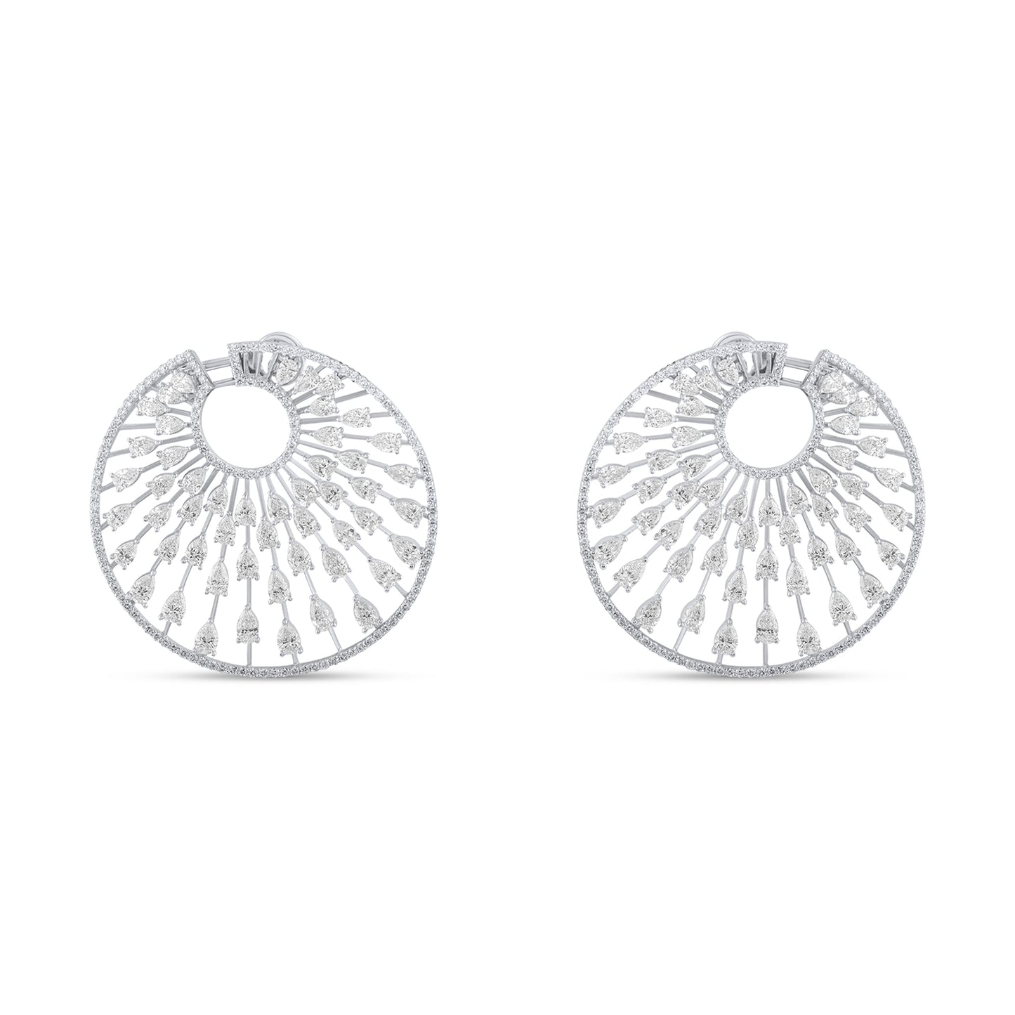 Beyaz altın damla pırlanta halka küpe, şık detaylarıyla göz kamaştırır çünkü her taş ayrı bir parıltı yaratır. Montür yapısı taşları öne çıkarır ancak sade çizgiler küpeye modern bir duruş kazandırır. Bu nedenle günlük kullanımda bile zarafet sunar.