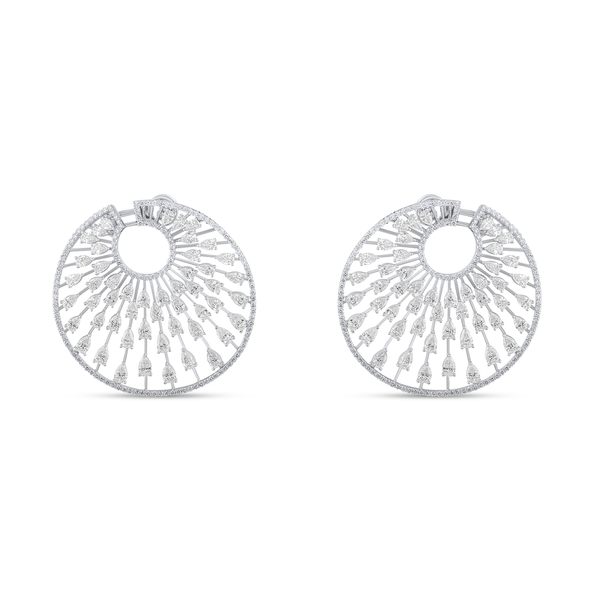 Beyaz altın damla pırlanta halka küpe, şık detaylarıyla göz kamaştırır çünkü her taş ayrı bir parıltı yaratır. Montür yapısı taşları öne çıkarır ancak sade çizgiler küpeye modern bir duruş kazandırır. Bu nedenle günlük kullanımda bile zarafet sunar.