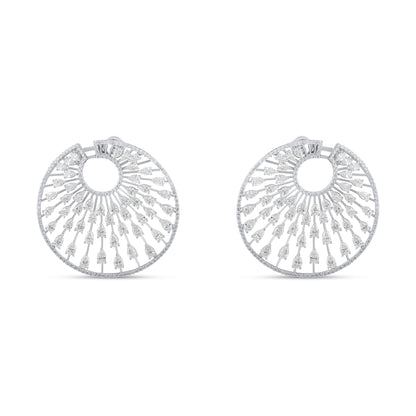 Beyaz altın damla pırlanta halka küpe, şık detaylarıyla göz kamaştırır çünkü her taş ayrı bir parıltı yaratır. Montür yapısı taşları öne çıkarır ancak sade çizgiler küpeye modern bir duruş kazandırır. Bu nedenle günlük kullanımda bile zarafet sunar.