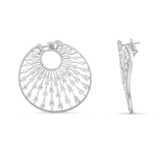 11.65 karat damla pırlanta halka küpe, 18 ayar beyaz altın tasarım, modern su damlası formunda şık mücevher.