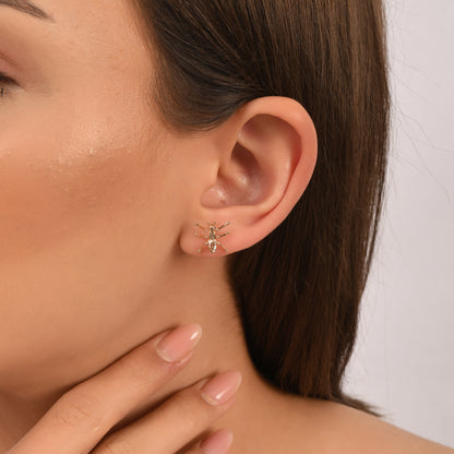 18 ayar altın karınca figürlü küpe, yeşil safir taşın dingin ve huzurlu parıltısıyla birleşerek benzersiz bir tasarım ortaya koyar. Günlük stilde sanatsal bir detay arayan kadınlar için zarif ve anlamlı bir takıdır.