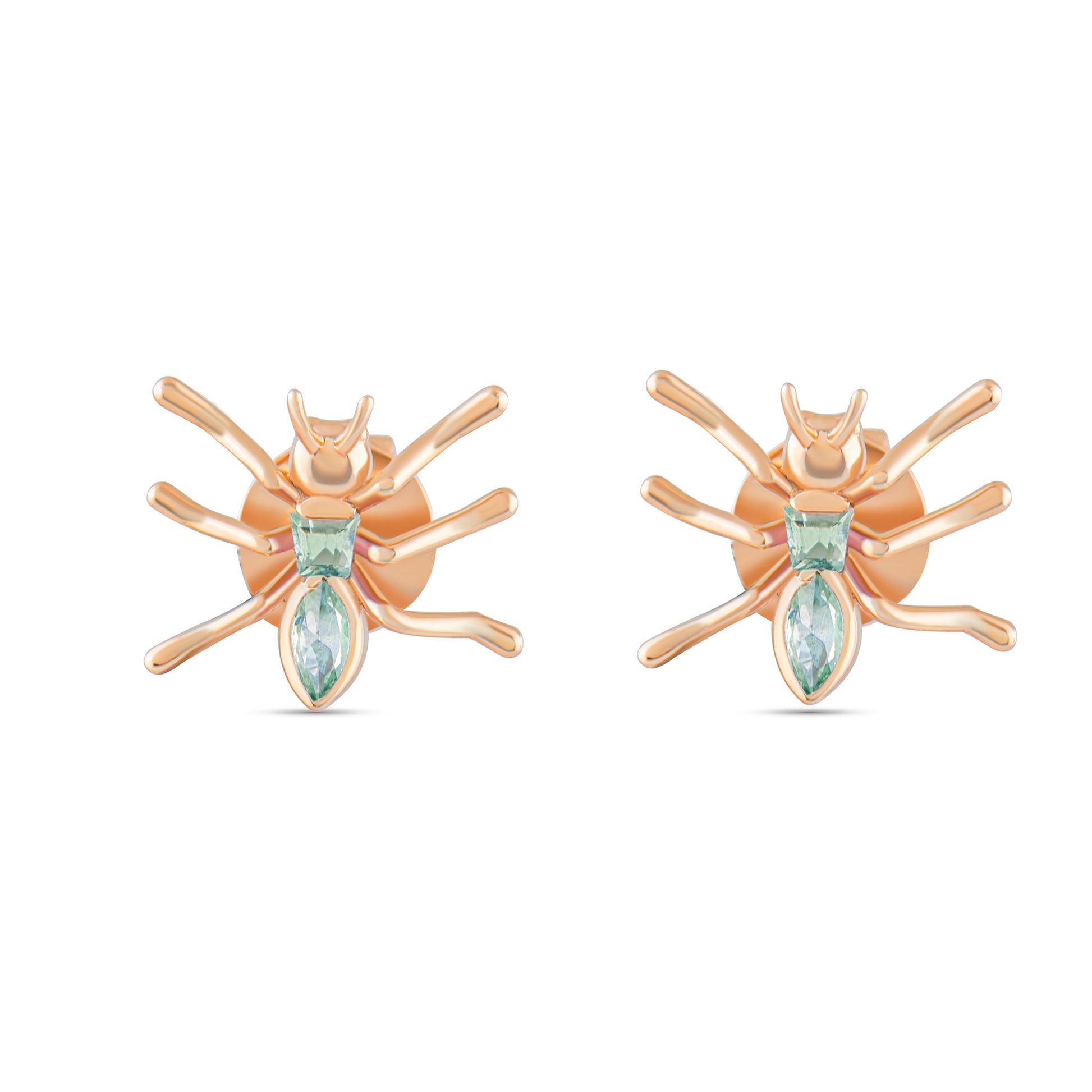 Renkli safir taşlı altın karınca küpe, modern takı anlayışını doğadan ilham alan özgün bir figürle buluşturur. Safirin parlak ama dengeli ışıltısı, altının zarif yapısıyla uyum sağlayarak şık bir görünüm oluşturur.