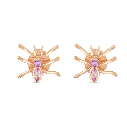 "0,20 karat pembe safir taşıyla parlayan karınca formunda altın küpe, figüratif ve anlamlı takı arayanlar için feminen bir tasarım."