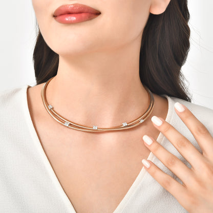 Beyaz altın detaylı montürlerle süslenmiş 18 ayar pırlanta spiral gerdanlık. Rose altının sıcak tonlarıyla parlayan bu tasarım, zarif duruşu ve parlak taşlarıyla özel günlerde ışıltı kazandırır.