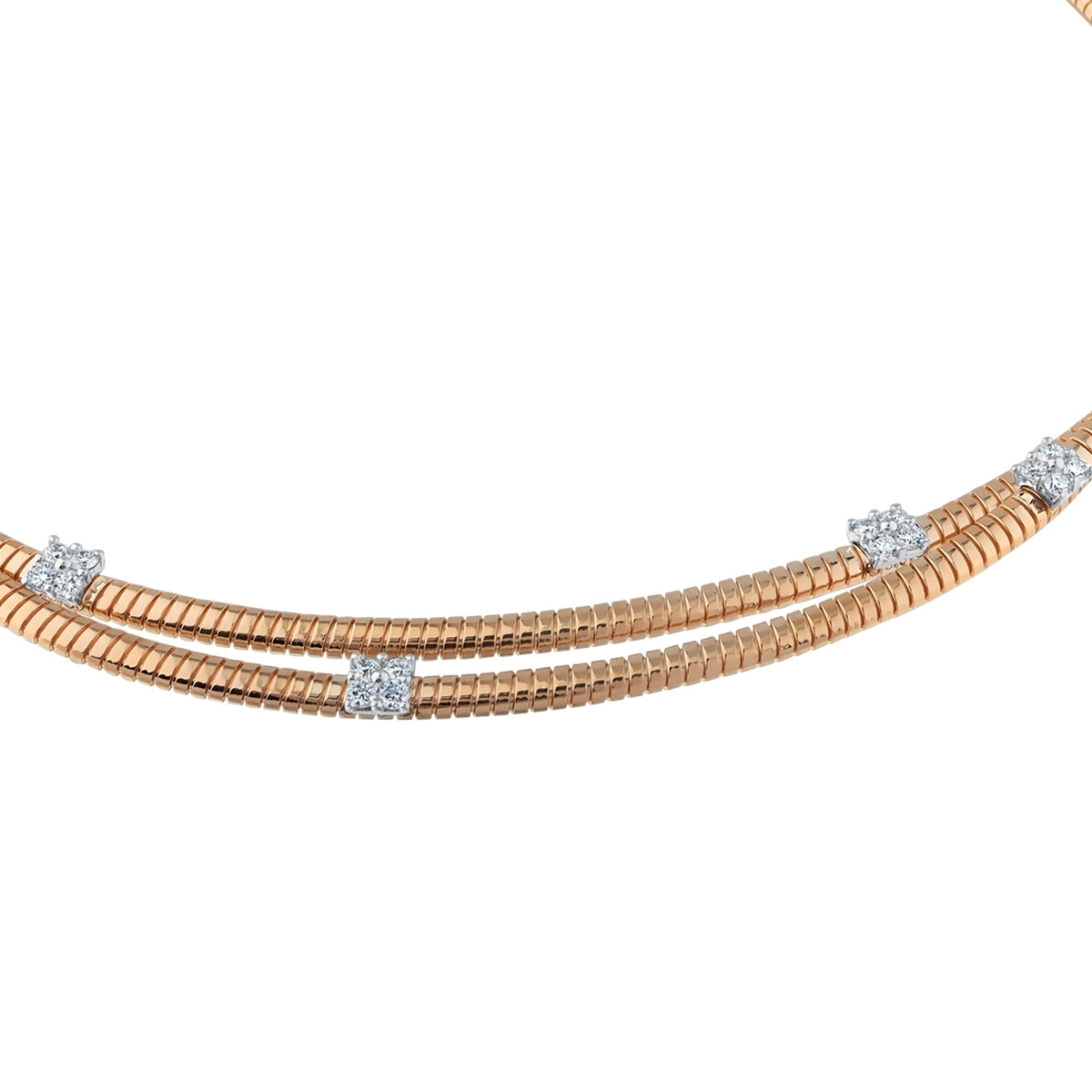 Zarif spiral formda tasarlanmış pırlanta gerdanlık kolye. 18 ayar rose ve sarı altın alternatifleriyle üretilmiştir. Beyaz altın taş yuvaları pırlantaları öne çıkarır ve modern bir şıklık yaratır.