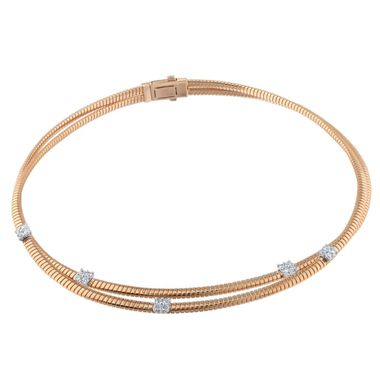 18 ayar rose altından üretilmiş spiral tasarım pırlanta gerdanlık kolye. Beyaz altın detaylı montürlerde yer alan pırlantalar modern ve zarif bir görünüm sunar. Lüks altın kolye arayanlar için ışıltılı bir seçenektir.