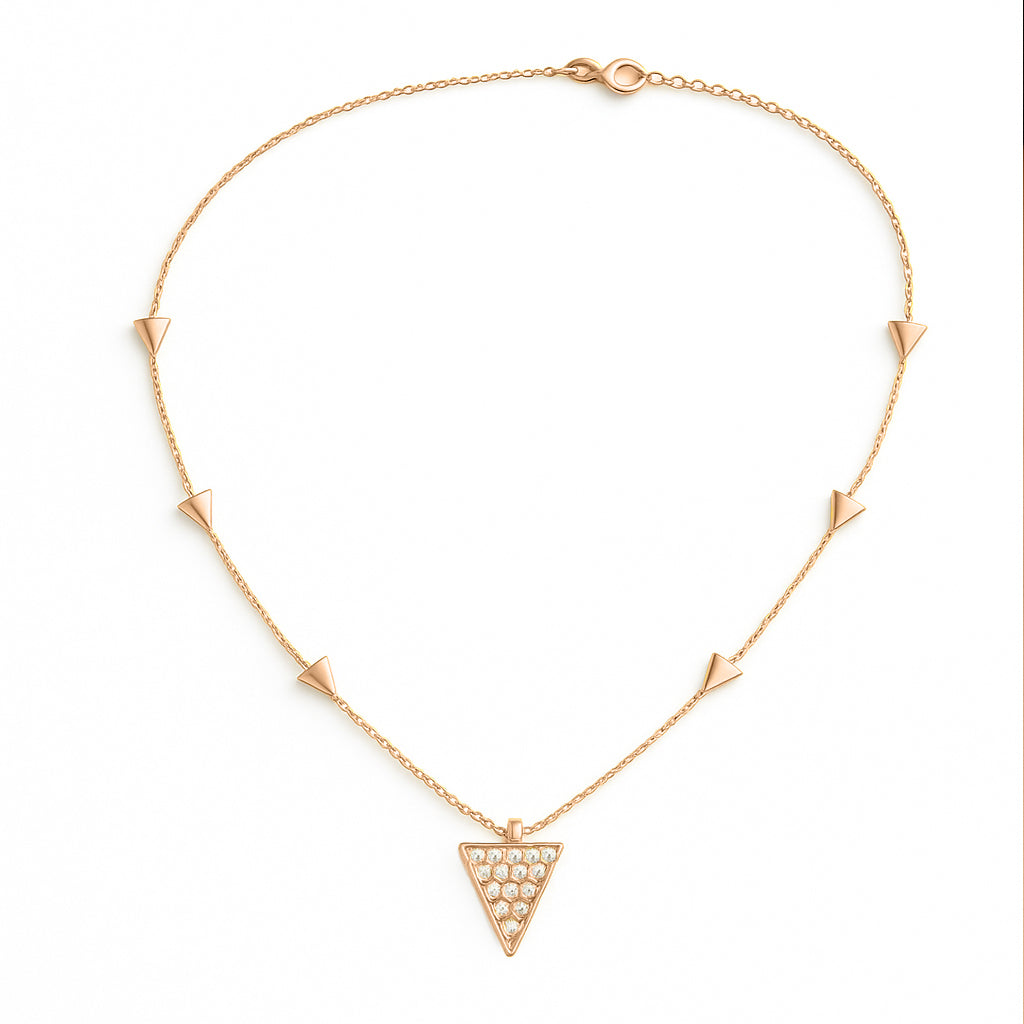 Günlük kombinlerde şık bir tamamlayıcı ve özel günlerde anlamlı bir hediye seçeneği olan pırlantalı altın kolye, minimal detayları, farklı altın renk seçenekleri ve zarif parlaklığıyla dikkat çeken modern takı