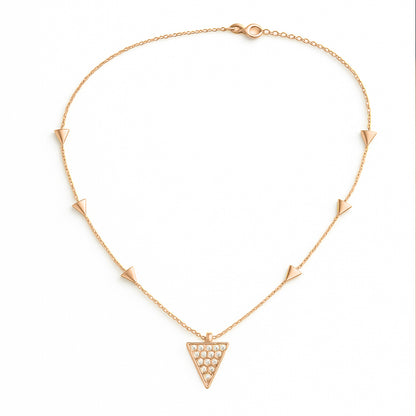 Günlük kombinlerde şık bir tamamlayıcı ve özel günlerde anlamlı bir hediye seçeneği olan pırlantalı altın kolye, minimal detayları, farklı altın renk seçenekleri ve zarif parlaklığıyla dikkat çeken modern takı