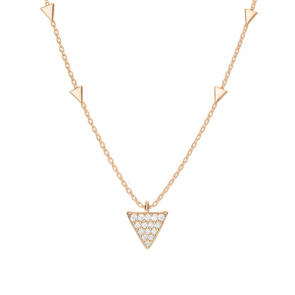 14 ayar beyaz, sarı ve rose altın seçenekleriyle tasarlanan pırlantalı altın kolye, 0,11 karat pırlanta detayı ve 42 cm zincir uzunluğu ile modern ve zarif bir görünüm sunan özel tasarım takı modeli