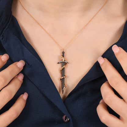 0,08 Karat Pırlanta Kılıç Yılan Kolye - Arvi Jewellery