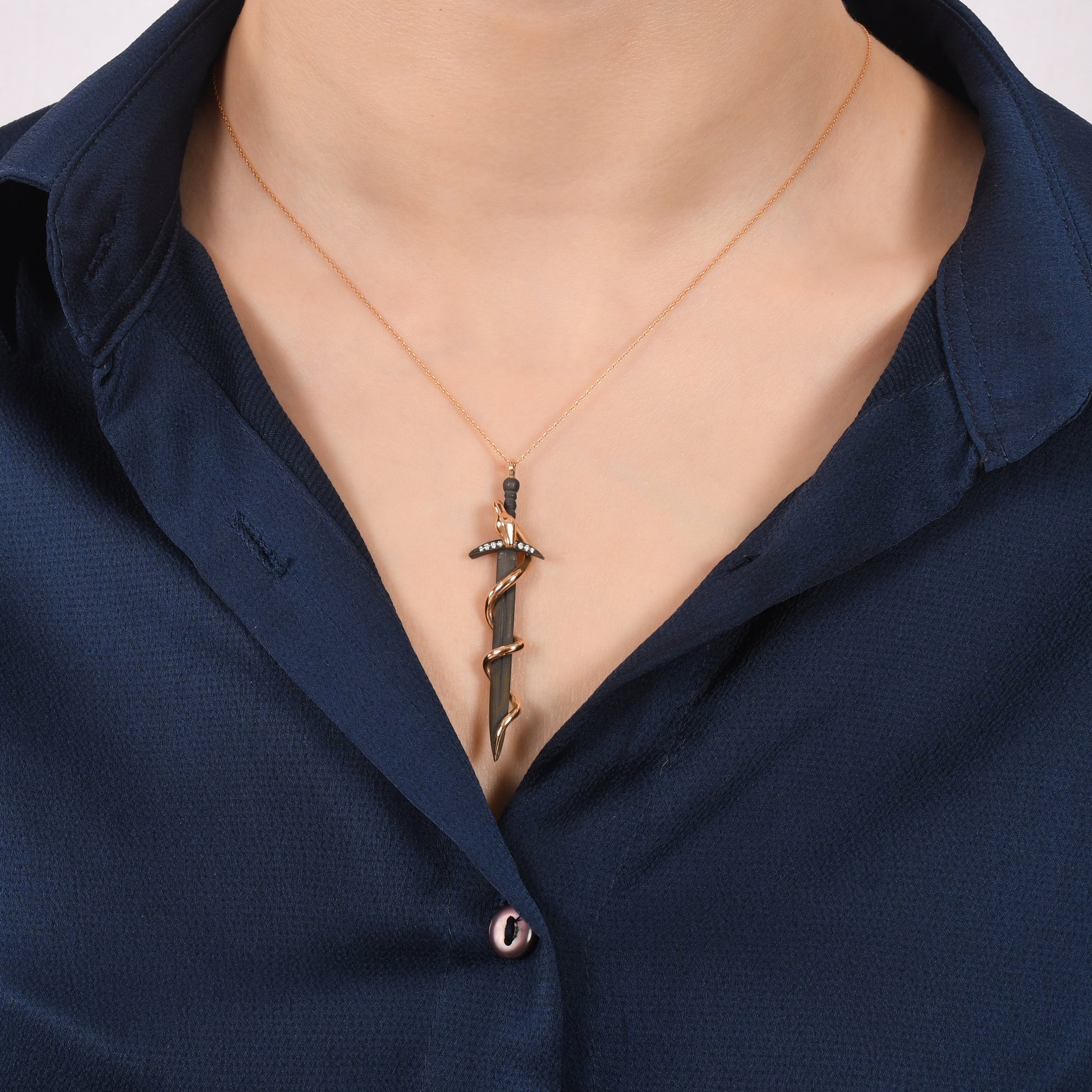 0,08 Karat Pırlanta Kılıç Yılan Kolye - Arvi Jewellery