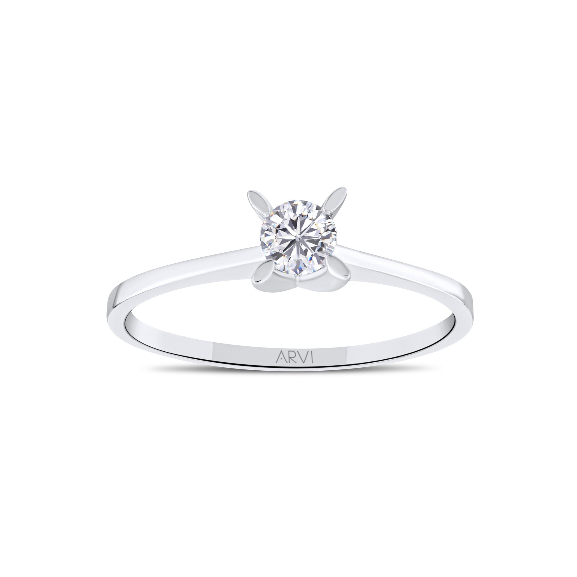 El işçiliğiyle üretilmiş, 14 ayar beyaz altın gövdeye sahip, F renk ve VS netlikte 0.20 karat pırlanta taşıyla dikkat çeken tektaş yüzük. Klasik, minimal ve modern stilin zarif birleşimi olan bu yüzük, gündelik kullanıma uygun olduğu kadar özel günlerde de ışıltınızla ön plana çıkmanızı sağlar.