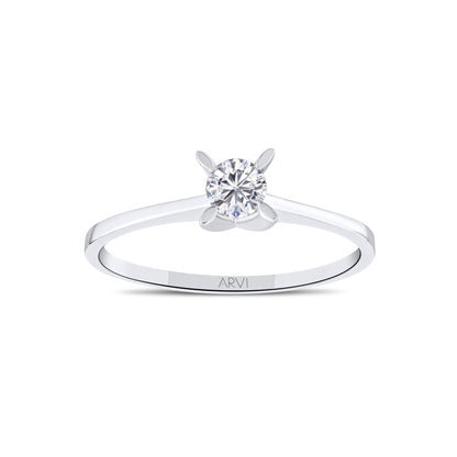 El işçiliğiyle üretilmiş, 14 ayar beyaz altın gövdeye sahip, F renk ve VS netlikte 0.20 karat pırlanta taşıyla dikkat çeken tektaş yüzük. Klasik, minimal ve modern stilin zarif birleşimi olan bu yüzük, gündelik kullanıma uygun olduğu kadar özel günlerde de ışıltınızla ön plana çıkmanızı sağlar.