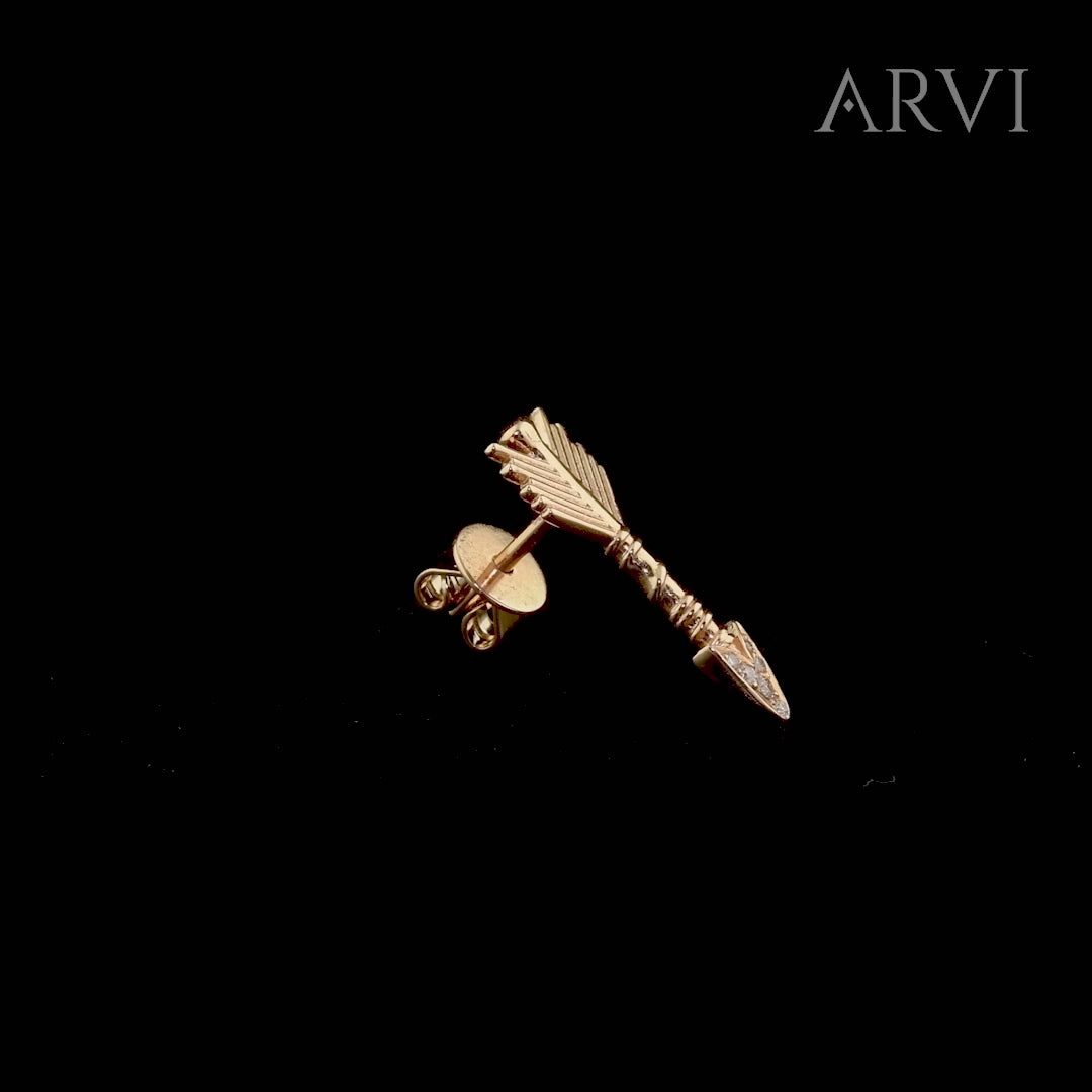 VS20160
0,06 karat pırlanta taşla detaylandırılmış bu altın pırlantalı ok küpe, minimalist ama etkili tasarımıyla öne çıkıyor. 14 ayar rose altın gövde, pırlantanın parıltısını yumuşak bir ışıkla destekliyor. Tekli kullanıma uygun olan bu küpe, asimetrik takı tercih edenlere modern bir duruş kazandırıyor.

