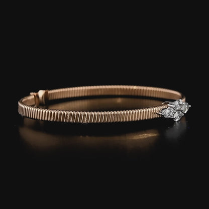 Markiz pırlanta detaylı tasarım bilezik, 18 ayar sarı altın veya rose altın seçenekleriyle üretilir. Beyaz altın montür, pırlantanın ışıltısını artırır çünkü taşın parlaklığı ön plana çıkar. Zarif ve sofistike bir aksesuar olarak öne çıkar.