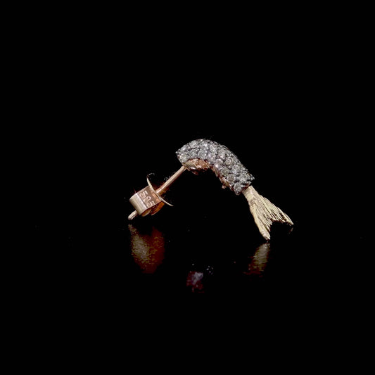 14 ayar rose altın üzerine tasarlanan balık kuyruğu model altın küpe, 0,26 karat brown pırlanta taşıyla göz alıcı bir doğallık sunar. Brown pırlanta balık küpe modeli, hem zarif bir form hem de sıcak bir ışıltıyla stilin tamamlayıcısı hâline gelir.

