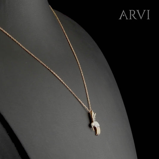 Altın pırlantalı kolye tasarımı, doğadan esinlenilmiş kuş formuyla özgürlüğü simgeler. 0,04 karat baget pırlanta taşı, kolyenin ortasında ışığı zarifçe yansıtır. Pırlanta taşlı kuş kolye, rose altın rengiyle sıcaklık kazanır ve her yaşa hitap eden bir şıklık sunar.