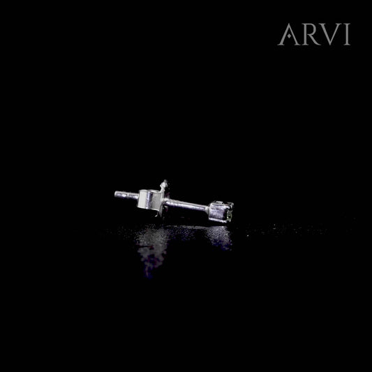 Yeşil pırlanta taşıyla dikkat çeken tektaş küpe modeli, altın gövdesiyle birlikte renkli taş severler için hem günlük hem özel anlara uygun sofistike bir aksesuar alternatifi sunuyor.

