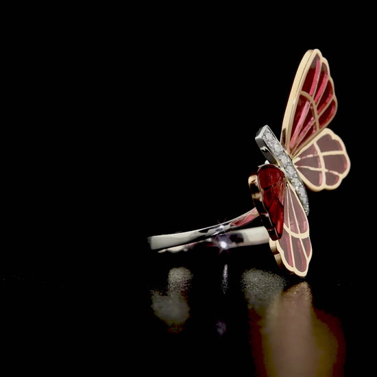 Parlak pırlantalar ve pembe mineli kelebek figürü ile öne çıkan, modern ve şık 18 ayar altın kelebek yüzük tasarımı