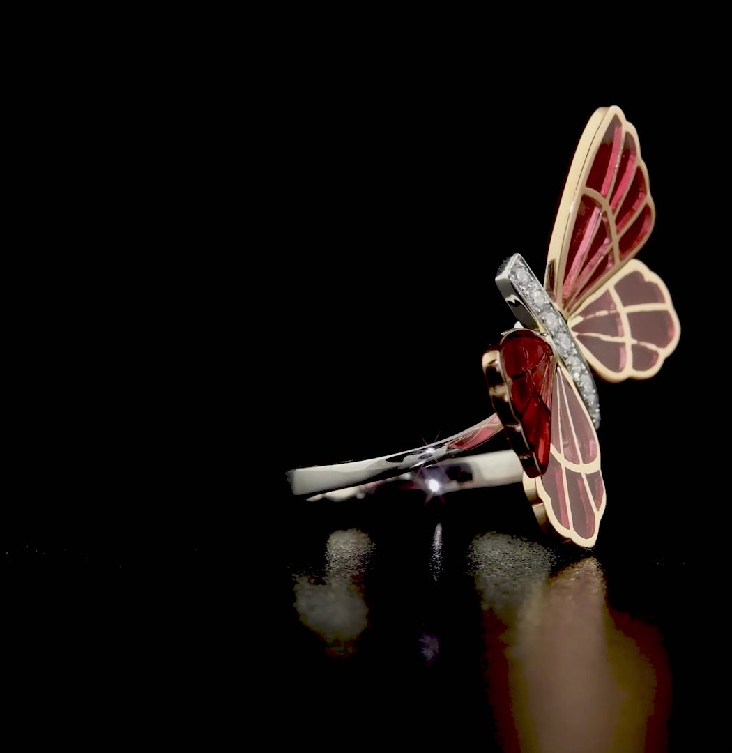 Parlak pırlantalar ve pembe mineli kelebek figürü ile öne çıkan, modern ve şık 18 ayar altın kelebek yüzük tasarımı