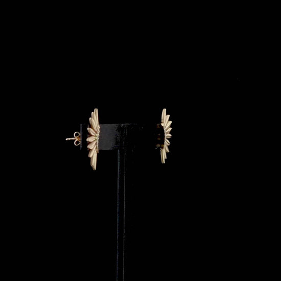 Rose altın tasarım tüy küpe, minimal ama etkileyici çizgileriyle öne çıkar. Hafif tüy figürü, kulağı rahatsız etmeden uzun süreli kullanım sağlar. Pırlantaların özenle yerleştirildiği bu altın pırlantalı tüy küpe modeli, gündüzden geceye stilin doğal bir parçası olur.

