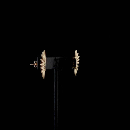 Rose altın tasarım tüy küpe, minimal ama etkileyici çizgileriyle öne çıkar. Hafif tüy figürü, kulağı rahatsız etmeden uzun süreli kullanım sağlar. Pırlantaların özenle yerleştirildiği bu altın pırlantalı tüy küpe modeli, gündüzden geceye stilin doğal bir parçası olur.

